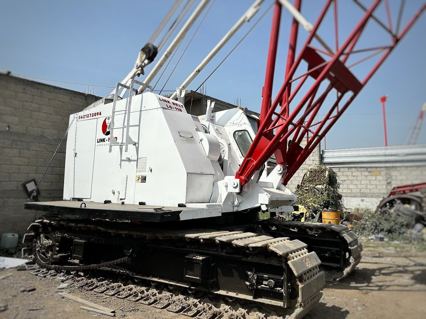 Renta de Grua sobre orugas Link Belt LS-118 con capacidad de 60 toneladas nominales y 36 metros de altura, lista para carga en patio