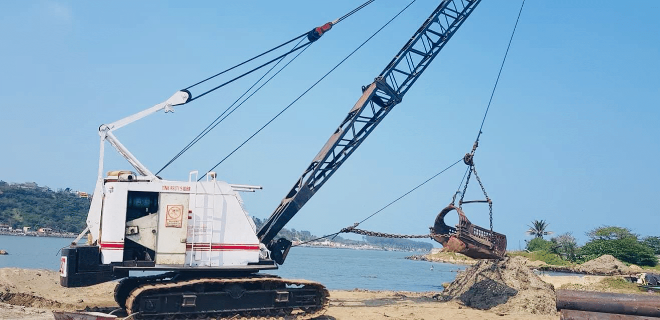 Grua sobre oruga Link Belt LS-108B con capacidad de 40 toneladas nominales haciendo trabajo de dragado con bote de arrastre en Mexico | Renta