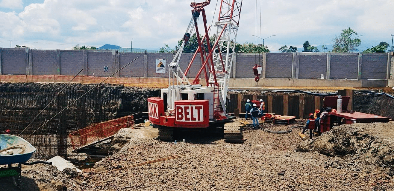 Link Belt LS-118 de 60 toneladas de capacidad nominal en renta en la ciudad de México en obra de infraestructura como izaje, hincado de armado para pila