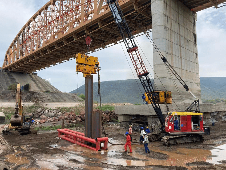 arrendamiento de Grua sobre orugas Link Belt LS-108 B hincando Tablaestaca bajo un puente en Mexico