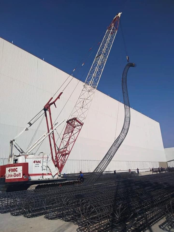 Renta de Grua sobre orugas Link Belt LS-118 en obra industrial izando armado de acero para pilas en Estado de Mexico