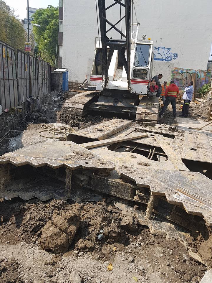 Renta de grua sobre orugas Link Belt LS-98A utilizando vibrohincador para trabajos de cimentación profunda en Ciudad de México