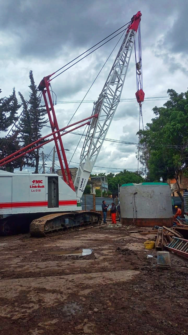 Grua sobre orugas estructural Link Belt LS-318 de 80 toneladas nominales izando tubos para pozos indios
